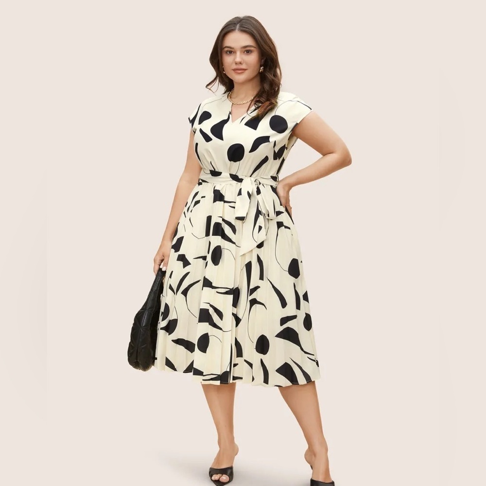 BLOOMCHIC
Silhouette Floral Print Cap
Sleeve Midi Dress​